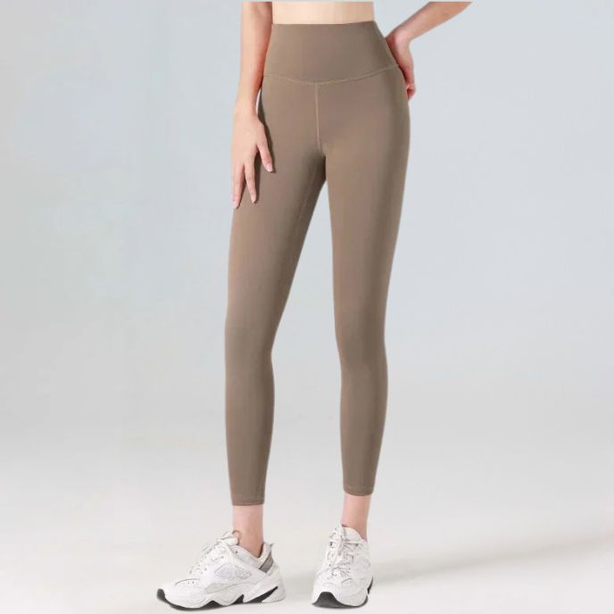 femme porte legging de couleur café