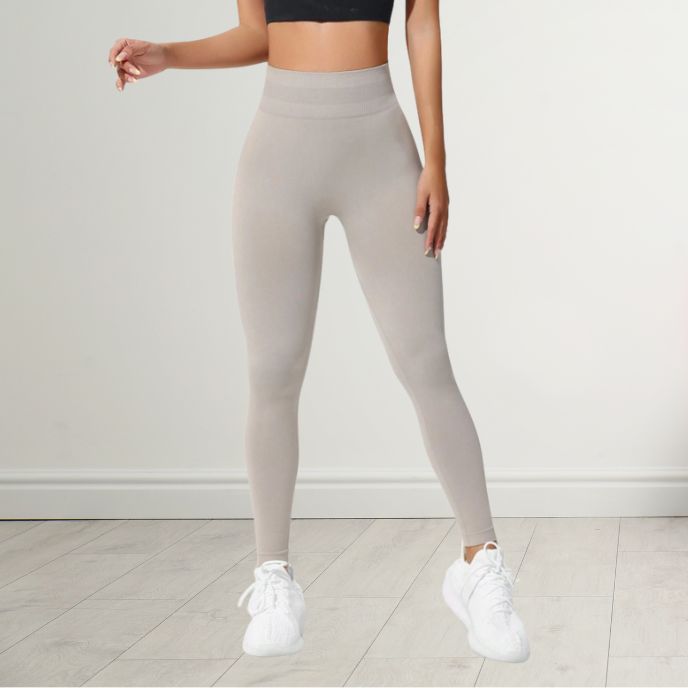 femme porte legging sport de couleur abricot vue de face avec jambes légèrement écartées
