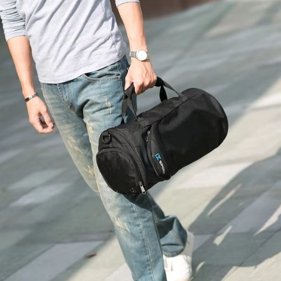 homme-avec-sac-de-sport-à-la-main