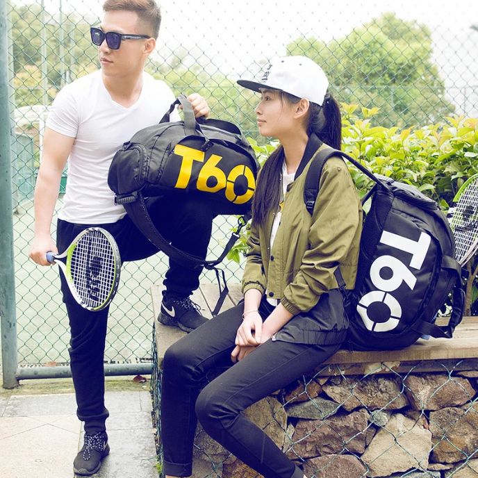 homme et femme avec sacs de sport sur leurs épaules devant terrain de tennis