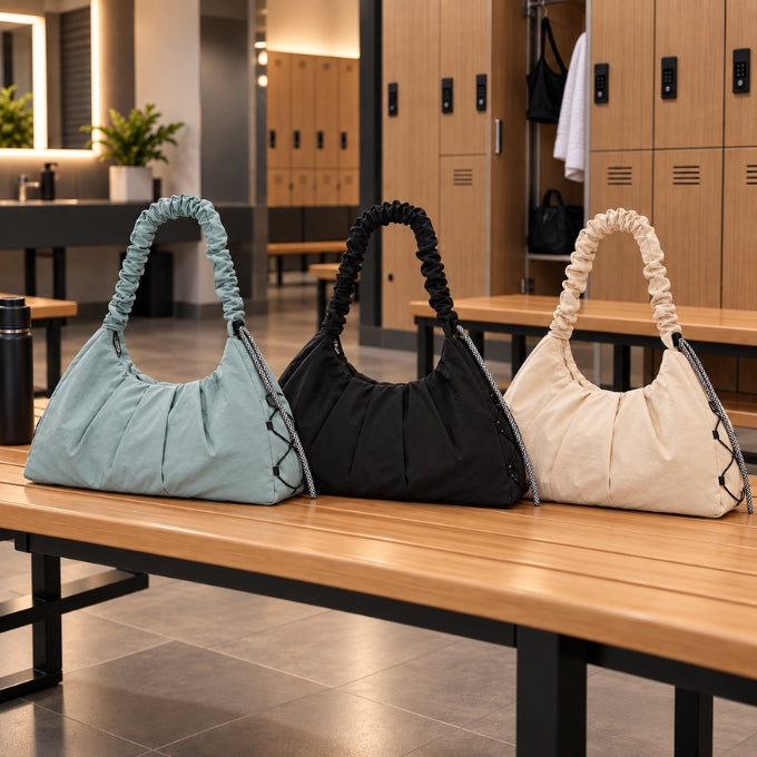 trois sac yoga bleu noir et beige sur un banc dans vestiaire de salle de fitness