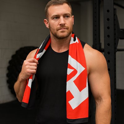 homme porte serviette de sport rouge autour de son cou