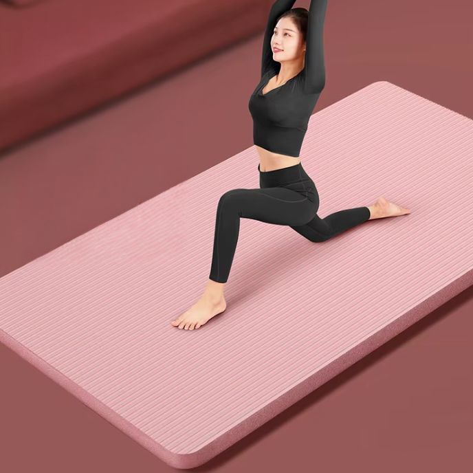 femme sur tapis gym rose fait un exercice d étirement des jambes