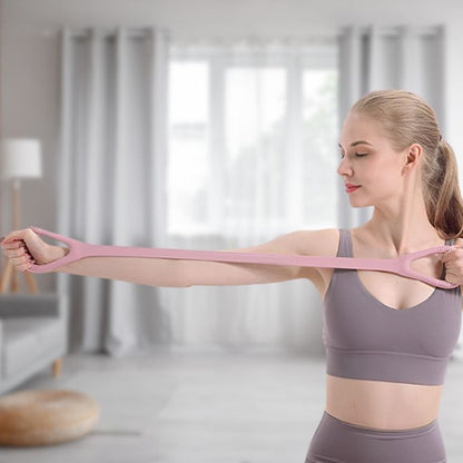 femme etire elastique musculation avec deux mains en position debout elastique devant sa poitrine  dans salono
