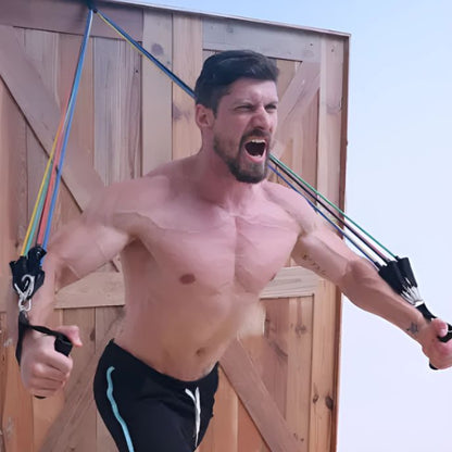 homme étire elastiques musculation attaché à une porte avec deux mains bras fléchis sur les côtés dans une position fente avant
