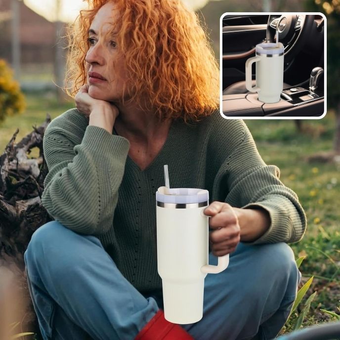 femme-dans-un-arc-avec-gourde-isotherme-blanche-à-la-main