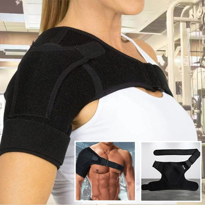 femme portant attelle epaule noire sur son épaule droit dans un gym