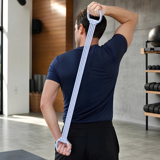 homme avec t-shirt bleu noir utilise bande de résistance bleu derrière son dos