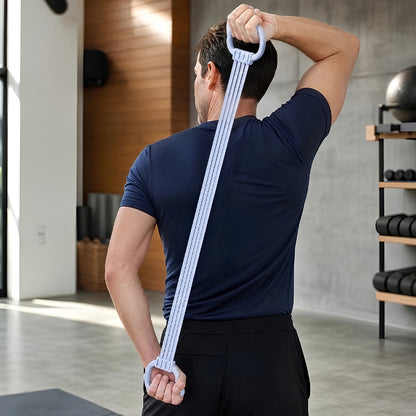 homme avec t-shirt bleu noir utilise bande de résistance bleu derrière son dos