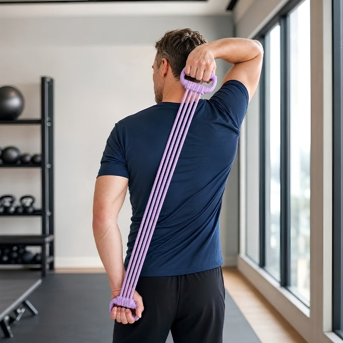 homme avec t-shirt bleu utilise bande de résistance violet derrière son dos
