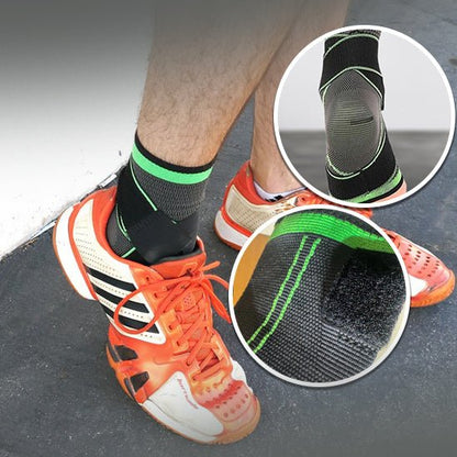homme portant chevillère au niveau de sa cheville droite et chaussures de sport en dessus