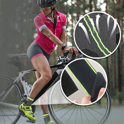femme portant chevillère et un tenue de cycliste sur son vélo