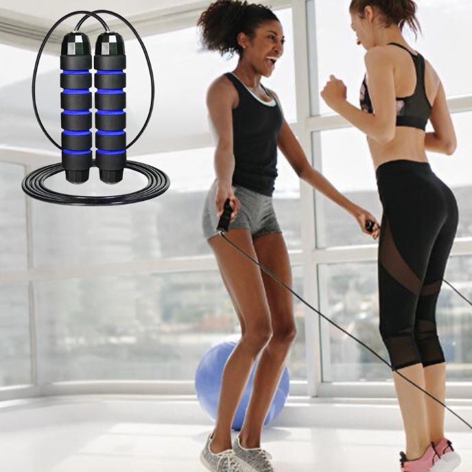 deux femmes sautent avec corde a sauter noir