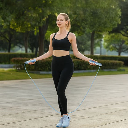 Femme sportive sautant à la corde a sauter dans un parc