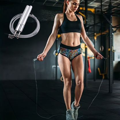 femme sportive saute avec corde a sauter crossfit argent dans salle de gym