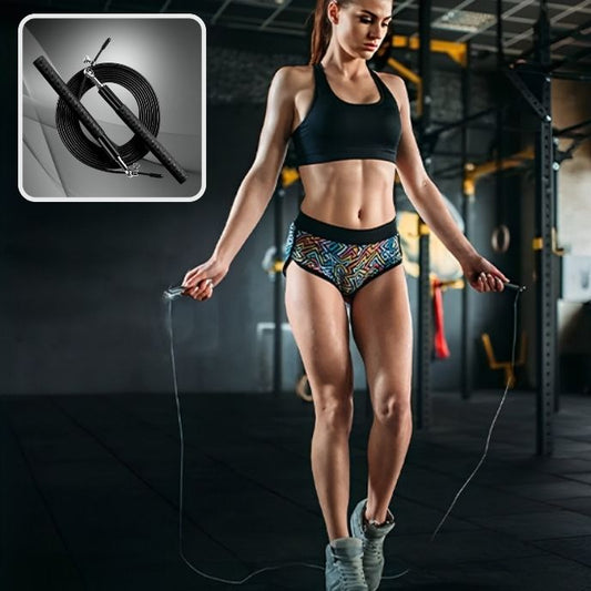 femme sportive saute avec corde a sauter crossfit noire dans salle de gym
