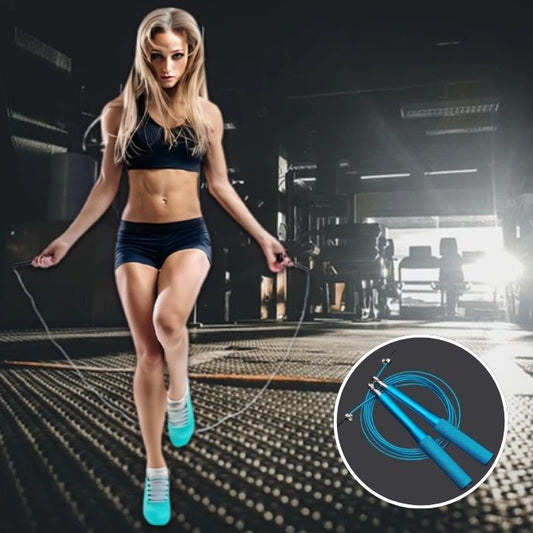 femme sportive saute avec corde a sauter crossfit dans un gym