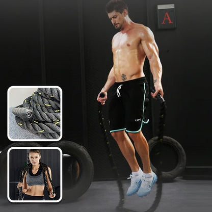homme saute avec corde a sauter lourde dans un gym