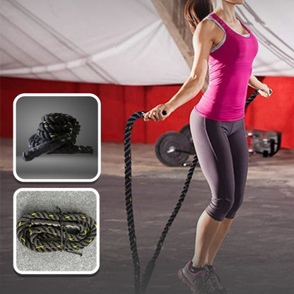 femme saute avec corde a sauter lourde dans un gym