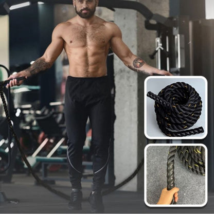 homme saute avec corde a sauter dans salle de fitness