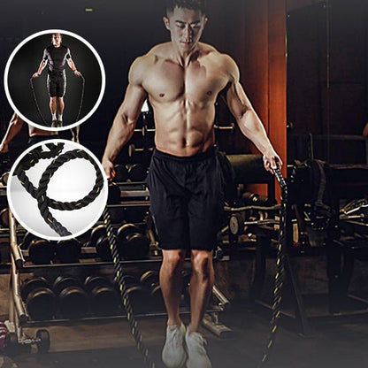homme saute avec corde a sauter lourde dans salle de fitness
