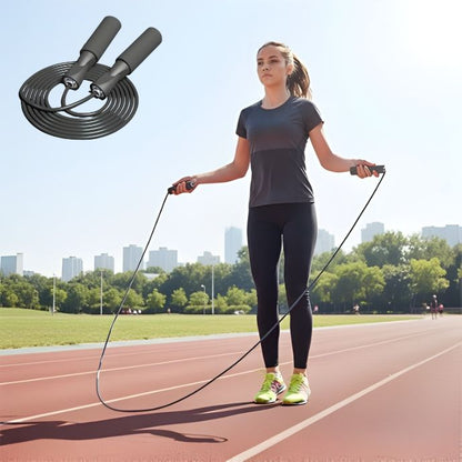 femme sportive saute avec corde a sauter noire dans un terrain d athlétisme