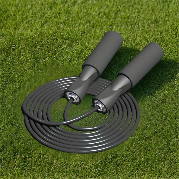 corde a sauter noire posée en spirale montrant les poignées ergonomiques et le câble résistant