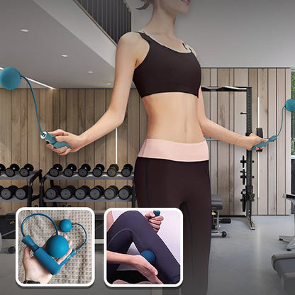 femme saute avec corde a sauter sans corde dans salle de fitness
