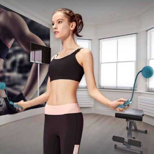 femme saute avec corde a sauter sans corde dans gym