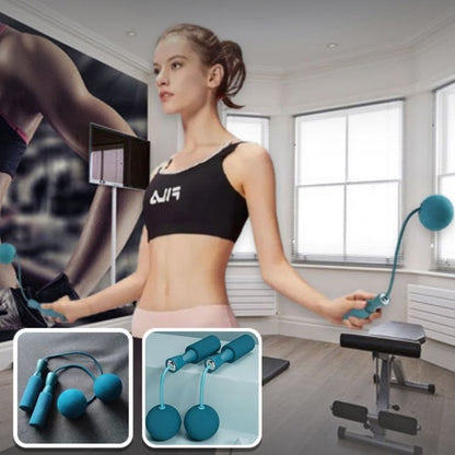 femme saute avec corde a sauter sans corde dans gym