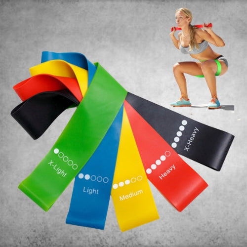 cinq elastique fitness de couleurs diffèrentes posés sur le sol