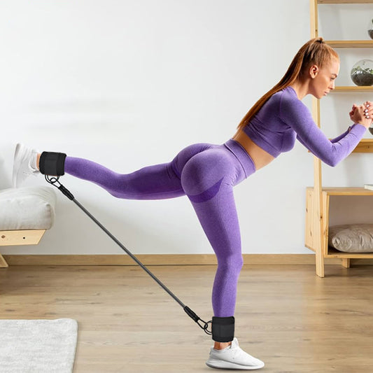 Femme s entraînant à la maison avec un elastique musculation fixé aux chevilles extension jambe arrière