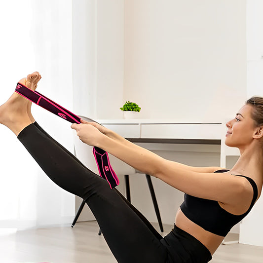 Femme assise tirant sur un élastique musculation pour un étirement du dos et des jambes