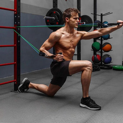homme étire elastiques musculation qui passe entre les espaliers avec une  mains vers l avant dans une position accroupi sur un genou