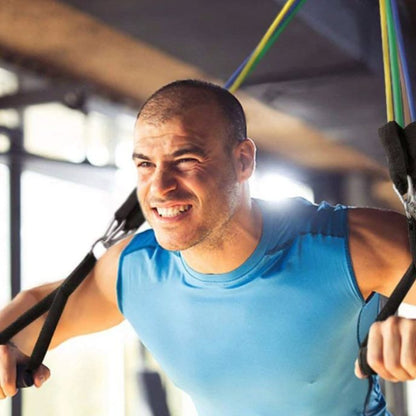 homme étire elastiques musculation attaché au mur d une salle de fitness avec deux mains bras fléchis sur les côtés dans une position fente avant