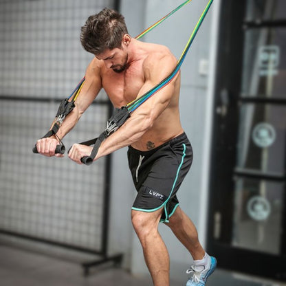 homme étire elastiques musculation attaché à la porte de sa chambre avec deux mains bras fléchis sur les côtés dans une position fente avant