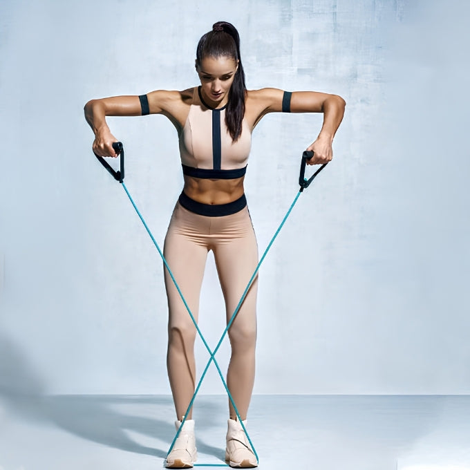 femme utilise elastique sport bleu en le passant sous ses pieds