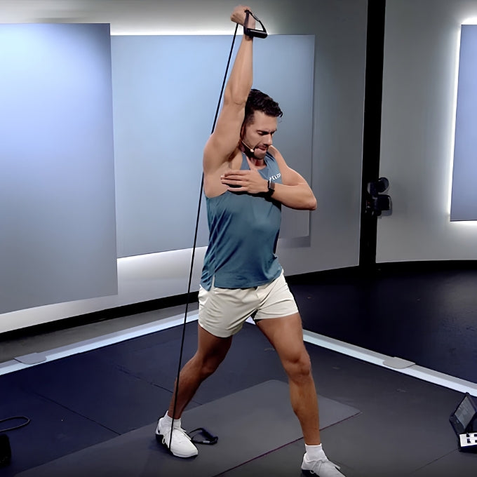 homme utilise elastique sport bleu  dans salle de fitness