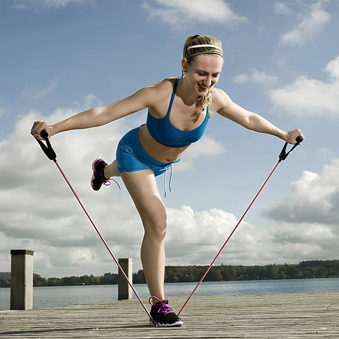 femme utilise elastique sport rouge au bord d un lac