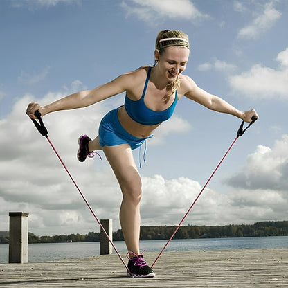 femme utilise elastique sport rouge au bord d un lac