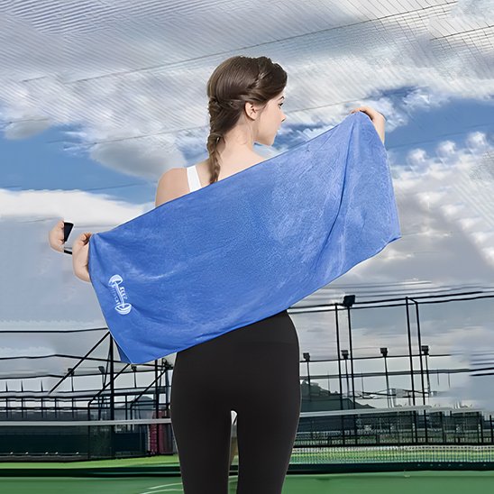femme tient serviette de sport bleu dans un terrain de tennis