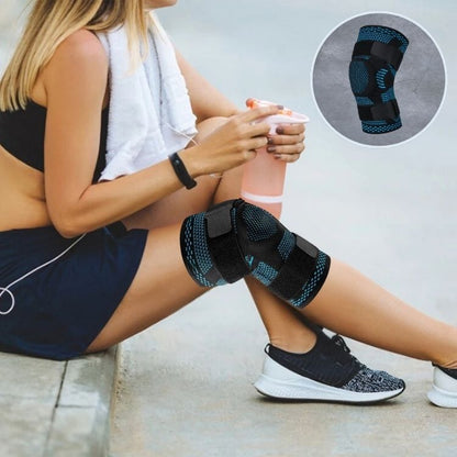 femme-portant-genouillère-arthrose-assise-sur-trottoir-avec-bouteille-à-la-main