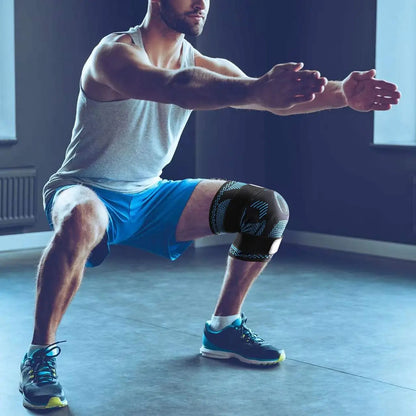 homme-portant-genouillère-arthrose-fait-un-exercice-de-flexion-de-genoux
