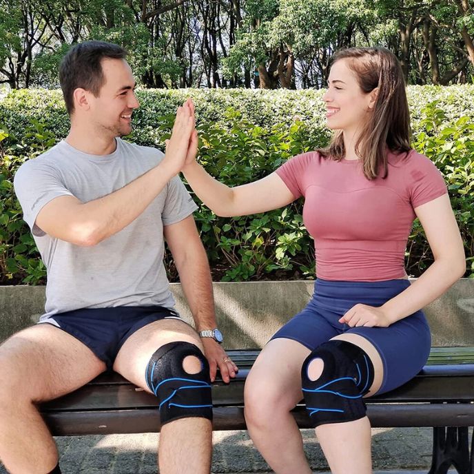 homme-et-femme-portant-genouillère-rotule-assis-sur-un-banc-dans-un-parc