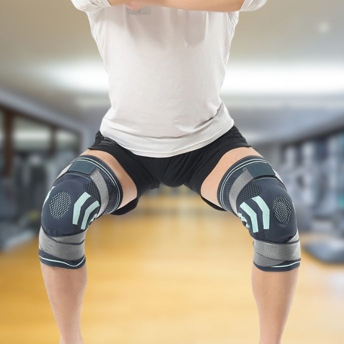 jambe-portant-deux-genouillère-rotule-avec-genous-fléchis-dans-salle-de-fitness