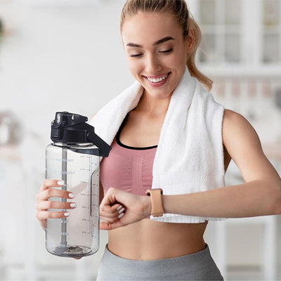 femme-tient-gourde-à-la-main-et-regarde-sa-montre
