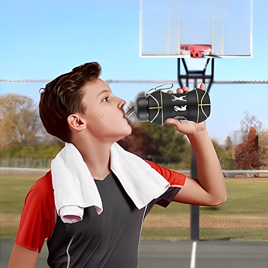garçon-boit-d-une-gourde-de-sport-dans-terrain-de-basket