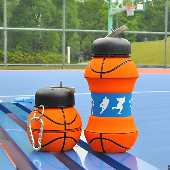 deux-gourde-de-sport-sur-un-banc-dans-terrain-basket-l-une-rétractée-l-autre-déployée