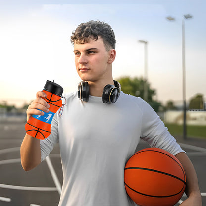 garçon-tient-gourde-de-sport-à-une-main-et-ballon-de-basket-dans-l-autre-main
