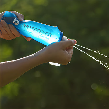 femme presse sur gourde de sport et flux rapide d'eau sort de la gourde